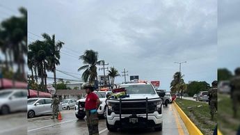 Elementos de Tránsito, Protección Civil y bomberos implementaron un amplio operativo en la zona del accidente en Cancún. | Especial