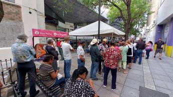 Largas filas para cobrar la pensión de adultos mayores. | Leyda Estrada