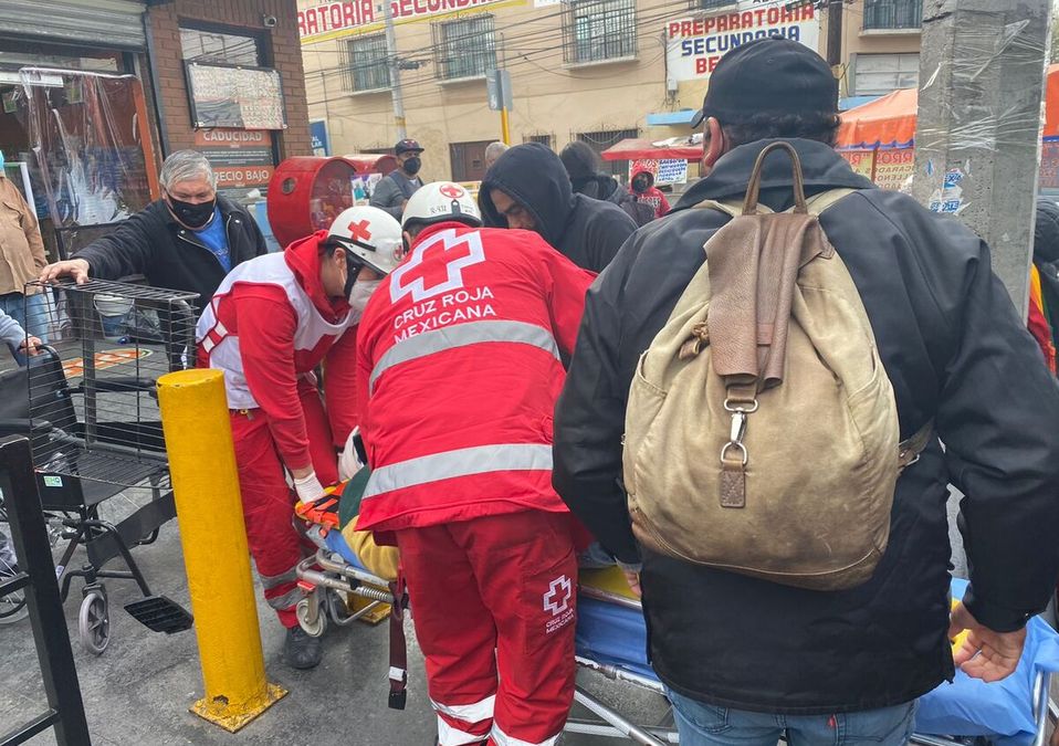 Vendedor ambulante queda lesionado tras ser atropellado por un camión en Monterrey. / Pamela Villanueva