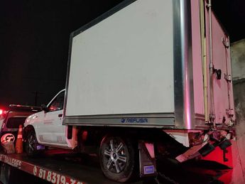 La camioneta de carga se encontraba varada en la vialidad por una falla mecánica. | Agustín Martínez