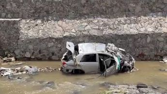 Nissan Tiida gris modelo 2012 tras caer dentro del arroyo en Tonalá | Telediario