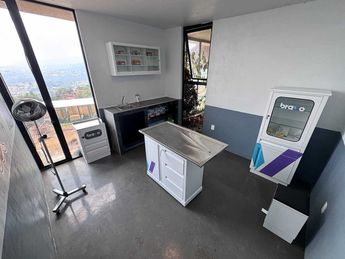 El consultorio dispone ahora de una mesa de atención y áreas para organizar medicamentos e insumos. (Guillermo Quintero)