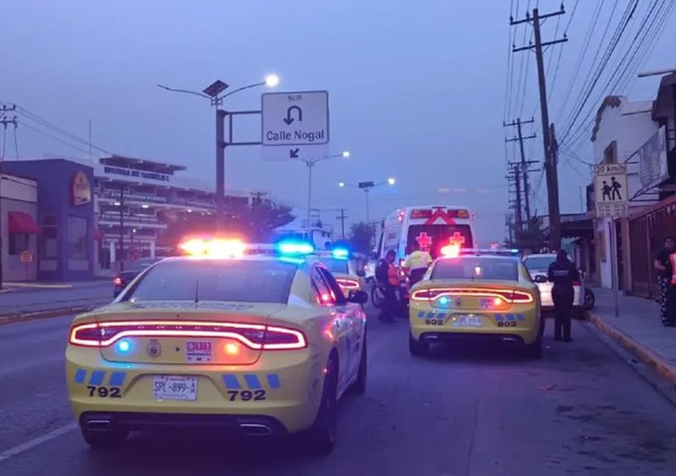 Conductora pierde el control y se vuelca en avenida Ruiz Cortines en Monterrey