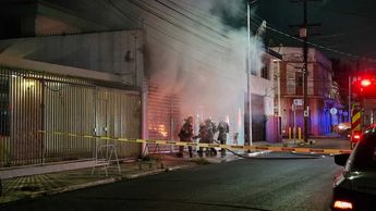 Incendio de auto dentro de cochera. | Leyda Estrada