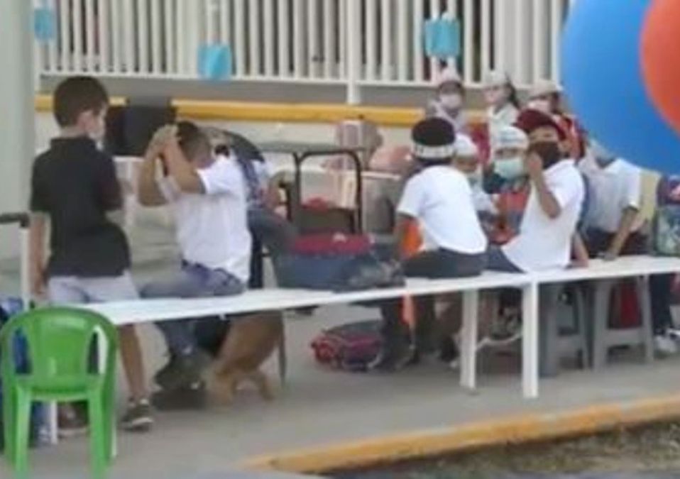 En Pesquería, a falta pupitres menores toman clases en el piso/ Miranda Arias
