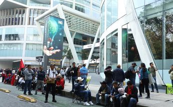 Integrantes de la CNTE bloquean los accesos a la Plaza Reforma 222 | Jesús Quintanar