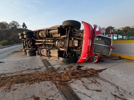 Tráiler volcado que transportaba reses provoca cierre parcial en la autopista México-Puebla | Ramón Ramírez