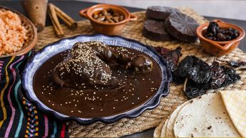 El mole negro es uno de los platillos más destacados de la comida oaxaqueña | Especial
