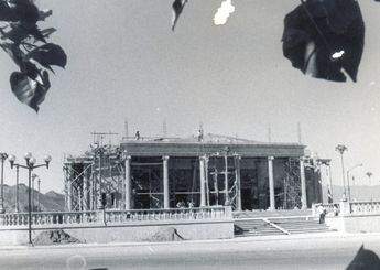 El teatro de la ciudad terminó su construcción el 26 de marzo de 1979.
