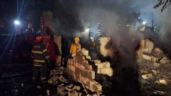 Cuatro tejabanes terminaron totalmente consumidos por el fuego en la colonia Avance Popular. | Leyda Estrada