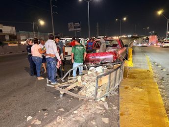 La unidad particular quedó destruida tras el impacto del camión de personal en el periférico Luis Echeverría. | Cristian Montelongo