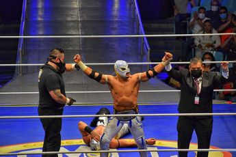 Stigma retiene Campeonato Mundial Ligero del CMLL en la Arena Puebla / César Ruiz