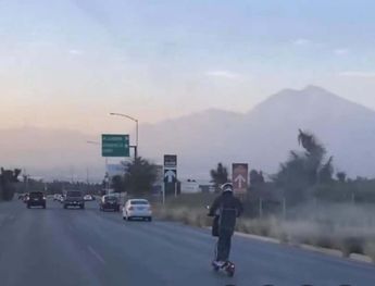 El regio fue captado a bordo de un patín eléctrico arriesgando su vida. | Especial