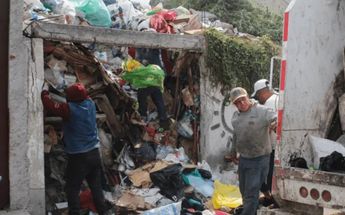 Rescatan a ex profesor de la UNAM que acumulaba basura en su casa / Especial