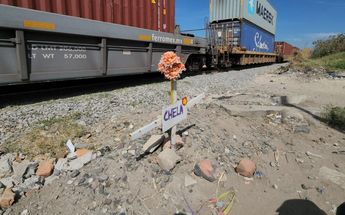 Cruz de fallecido en la zona del tren / Juan Carlos Munguía