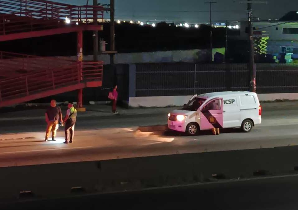 El cuerpo quedó justo bajo un puente peatonal, el cual no fue utilizado por el peatón al momento de cruzar la peligrosa carretera. | Israel Santacruz