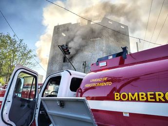Bomberos Nuevo León fue una de las corporaciones de auxilio que atendieron el siniestro. | Agustín Martínez