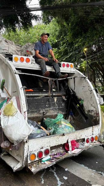 Voluntario de limpia, Isidro Fausto esperando a sus compañeros mientras descansa un momento/ Itzel Ruiz