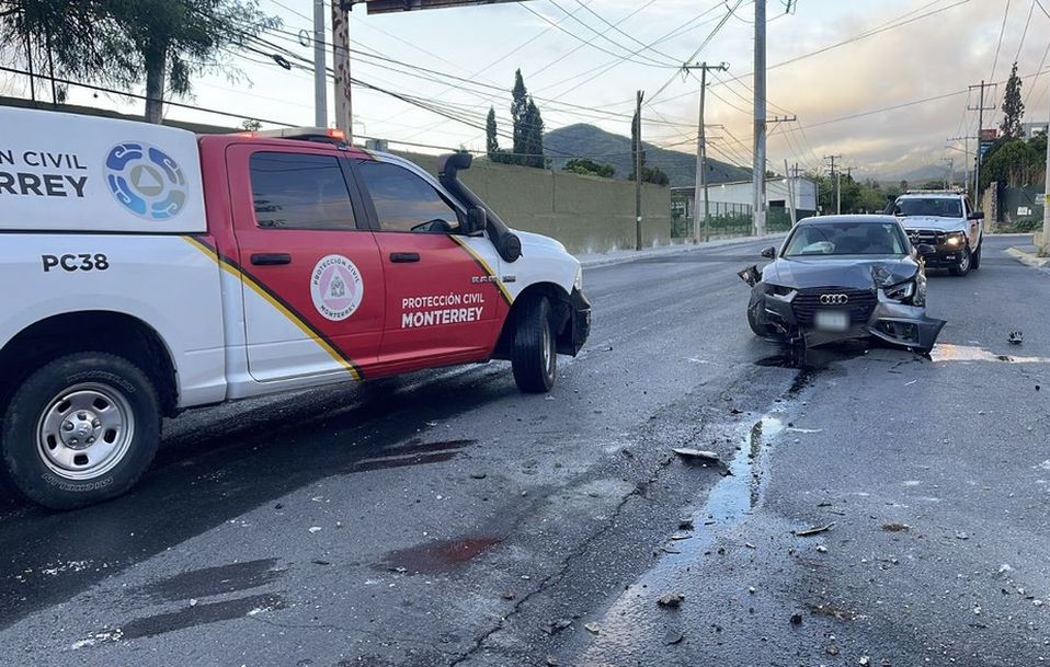 El automóvil quedó varado en medio de la vialidad. | Cortesía