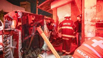 El impacto causó daños en la fachada de un inmueble y un poste de Telmex, además de seis personas lesionadas | Juan Carlos Munguía