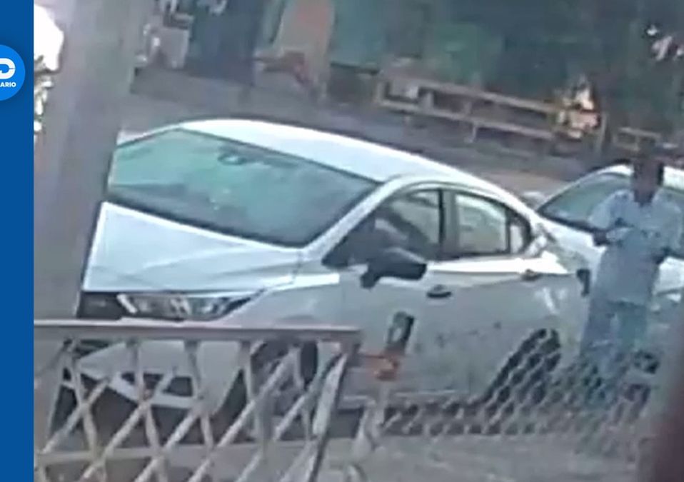 Captan a presunto ‘lavacoches’ robando autopartes en Monterrey. | Especial