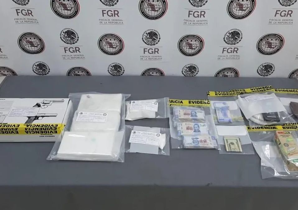 Aseguran arma y droga tras cateo en Escobedo