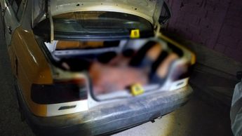 Al revisar el taxi abandonado en la calle, los policías encontraron dos cuerpos sin vida en la cajuela del vehículo | Javier Trujillo