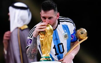 Lionel Messi besa la copa luego de recibir el Balón de Oro/ AP