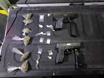 Drogas y armas decomisadas a los detenidos. | Cortesía