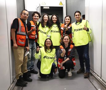 Equipo especializado e insumos fueron embarcados antes del despegue desde el AIFA. (Mónica Ramos)