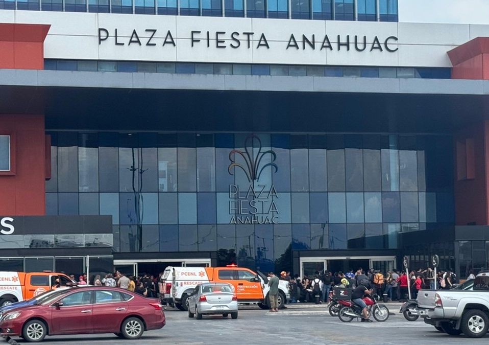 De acuerdo a los primeros reportes, el fuego se registró en la segunda planta de Plaza Fiesta Anáhuac. | Fabricio Gallegos