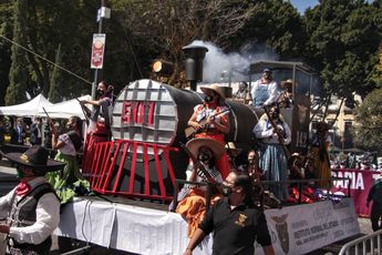Un carro alegórico de ferrocarril recorrió el desfile del la Revolución Mexicana / Melanie Torres