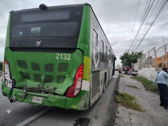 El camión de ruta urbana fue chocado por alcance sobre la Carretera Monterrey-Nuevo Laredo. | Agustín Martínez
