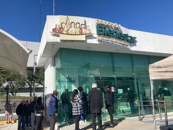 Pensionados ingresaban de uno en uno a la sucursal en Guadalupe ante la falta de personal en ventanilla. | Carlos Ortega