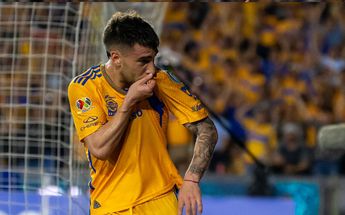Fernando Gorriarán besando el escudo de Tigres / Mexsport