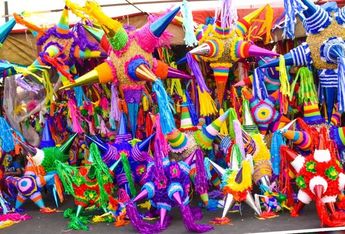 Las piñatas son elaboradas con periódico, engrudo, papel china y alambre.
