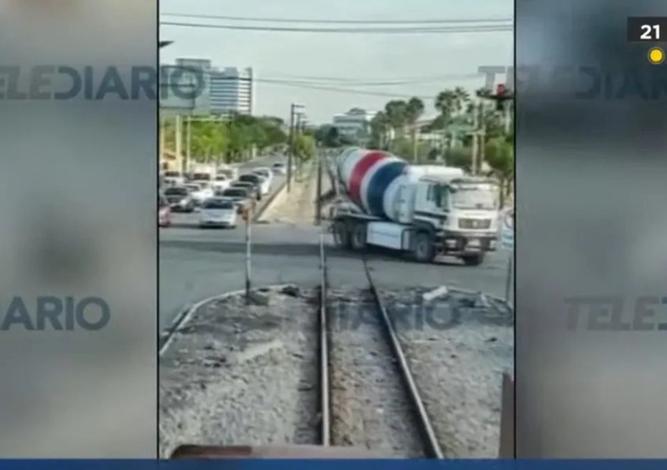 Automovilistas, ciclistas y hasta peatones intentan ganarle el paso al tren en Nuevo León