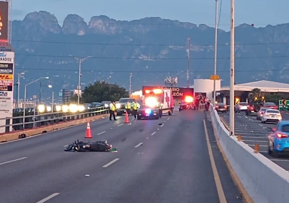 El accidente vial provocó el cierre de tres carriles de circulación de sur a norte sobre la Avenida Gonzalitos. | Especial