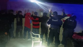Al ver a los policías algunos se dieron a la huida quedando al menos diez de ellos en el lugar. | Foto: Especial
