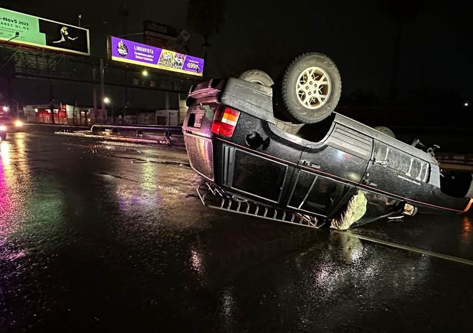 Vuelca camioneta sobre avenida Miguel Alemán. | Miranda Arias