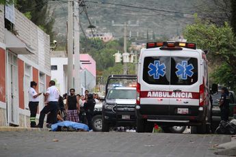 El cuerpo del estudiante asesinado en Tehuacán permaneció por horas tendido frente a la telesecundaria donde estudió / Agencia Es Imagen