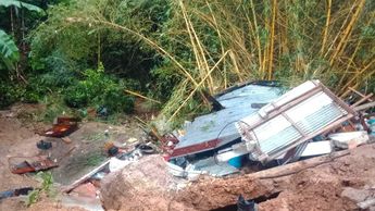Cuadrillas de emergencia y maquinaria pesada trabajan a contrarreloj en la Sierra Negra de Puebla para reestablecer los tramos carreteros | Cortesía