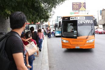 Las largas filas y el mal estado del transporte público saltan a la vista todos los días en Nuevo León. | Archivo
