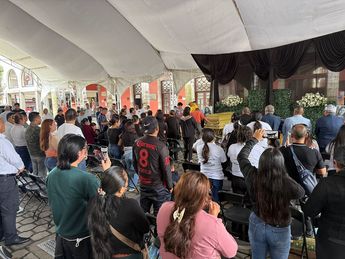Cientos de personas acudieron a la última cita con ambas mujeres antes de su sepelio / Cortesía Sicom Huauchinango