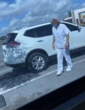 Camioneta Nissan Rouge blanca de modelo no reciente propiedad del enfermero desaparecido. | Cortesía