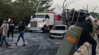 Los restos calcinados bloquean ambos carriles del tramo Isla–Acayucan, las autoridades buscan solucionar el impacto | Fluvio Cesar