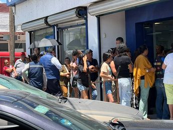 Adultos mayores también acudieron a los centros de atención para realizar el trámite.
