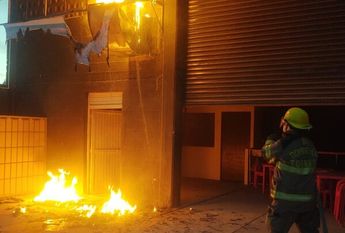 Incendios en negocio y vivienda movilizan a Bomberos de Torreón
