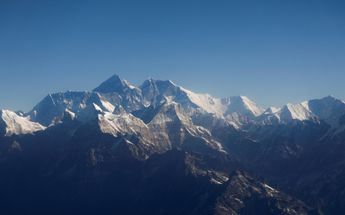 Unos 150 montañistas hacen cumbre en el Everest pese a brote de COVID-19