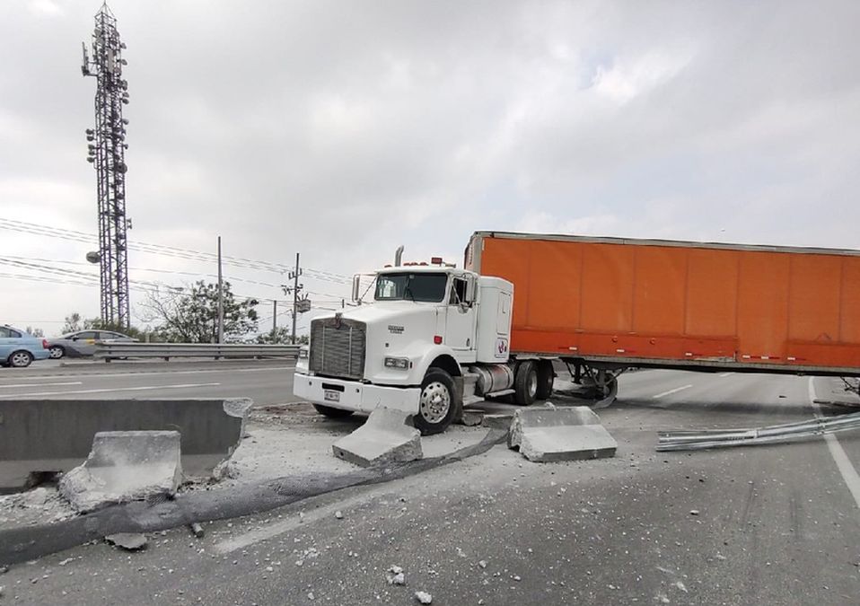 Tráiler circula de reversa y queda atravesado en el Libramiento Noroeste. | Agustín Martínez